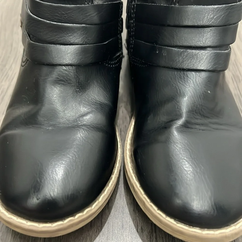 Old Navy zippered girls booties with gold hardware buckles